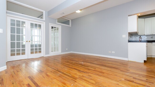 Building Photo - 1147 E 61st St