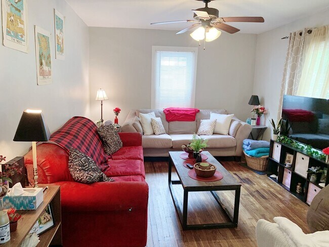 Building Photo - 3 Bedrooms 2 Full Bathrooms with fenced in...