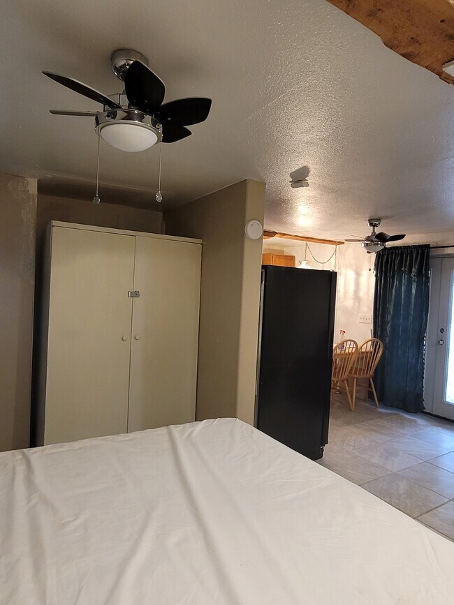 Building Photo - 8285 Green Ln