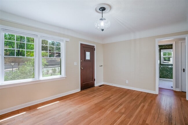 Building Photo - Live on Historic Park Avenue in this 2 Bed 1.5 Bath Single Family Home!