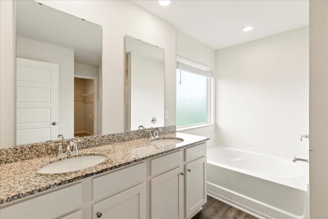 Building Photo - 18 E Sycamore Trl
