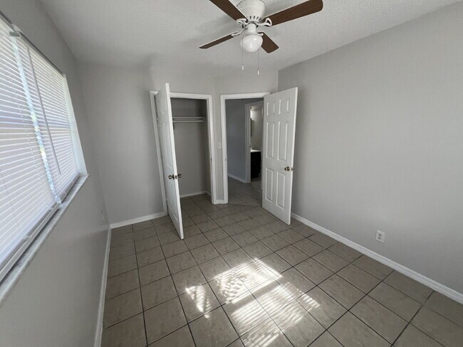 Building Photo - Charming 2BR/1BA in Quiet Alva – Fresh Pai...
