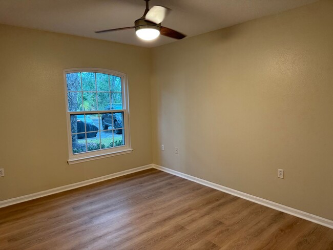 Building Photo - Live the Beach Life! Updated 2/2 condo in ...