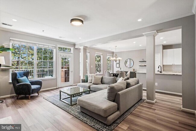 Primary Photo - 2663 Manhattan Pl