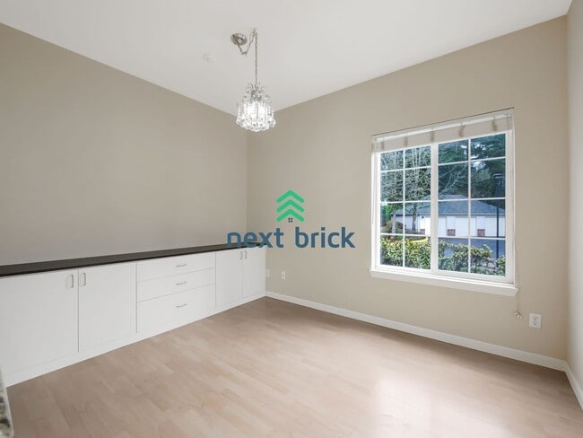 Building Photo - 2 Bed and 2.5 Bath Stunning Townhome is Available for Rent!