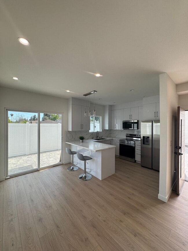 Building Photo - Spacious 1000 Sq. Ft. First-Floor Back ADU...