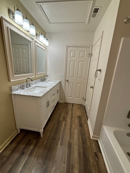 Master bathroom - 405 Franklin St