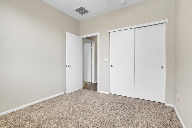 Building Photo - $2,295.00, 2 bedroom plus office, 2 bathro...
