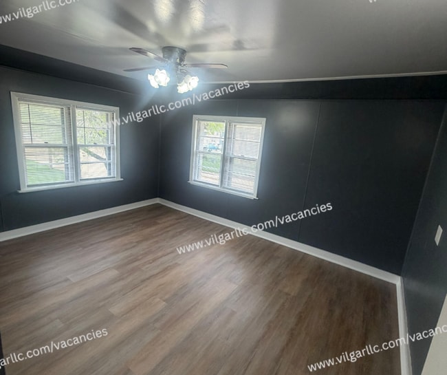 Building Photo - 4-bedrooms, 1-Bath - 2-floor Duplex Home