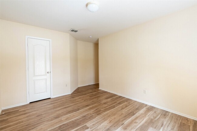 Building Photo - 2105 Sumac Dr