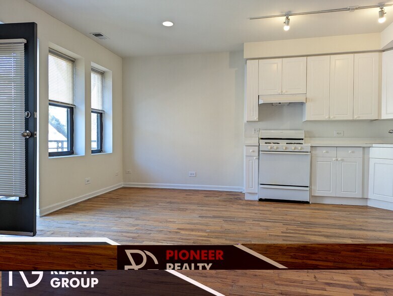 Building Photo - 914 W Dakin St