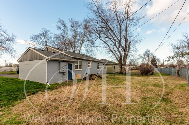 Building Photo - 24 NE Ash Ave