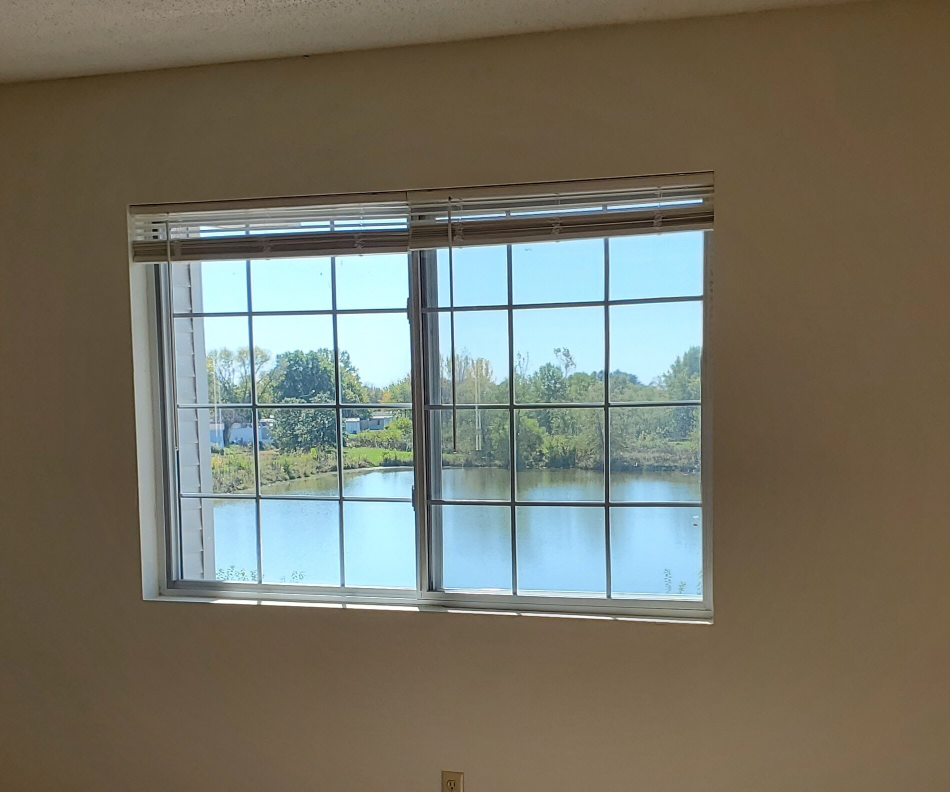 Building Photo - 2601 Lakeside Dr