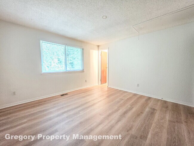 Building Photo - !! $3500 for 18 month lease !!  Private La...
