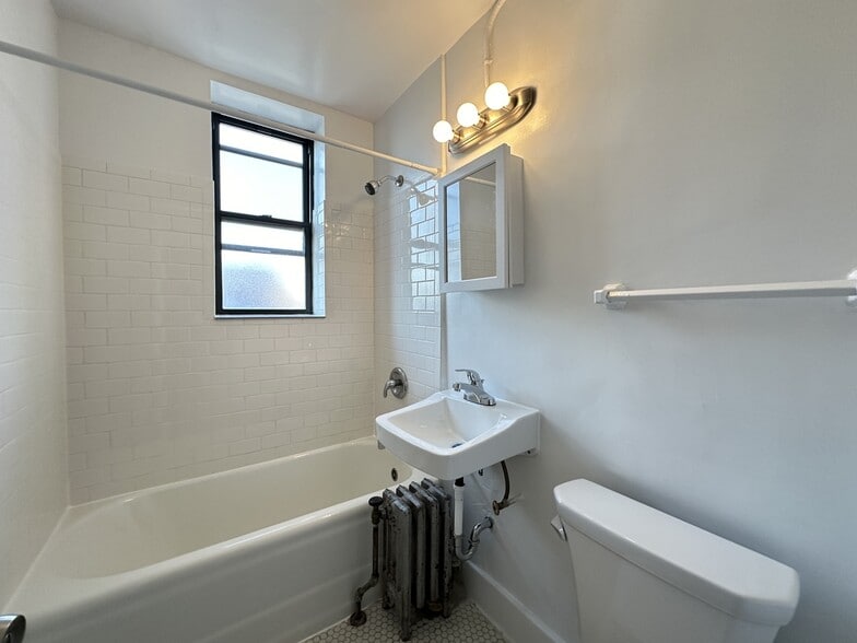 Building Photo - 3335 W Diversey Ave