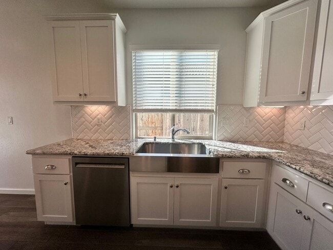 Building Photo - NW Visalia home coming soon!