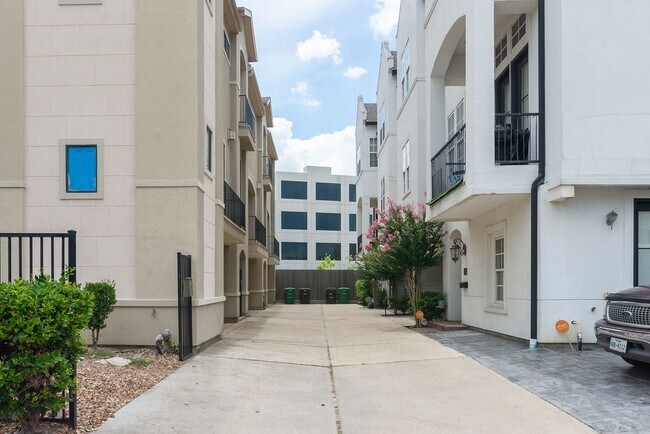 Building Photo - 1205 Detering St