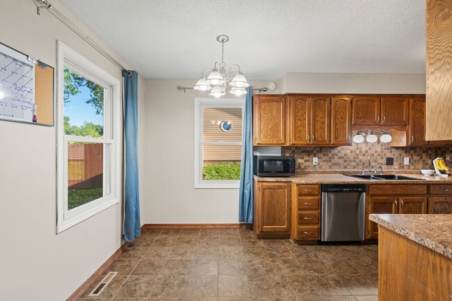 Building Photo - Charming 3-Bedroom Home with Spacious Layo...