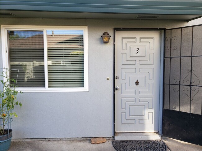 Building Photo - AVAILABLE NOVEMBER 1ST! Cute updated 2 bed...