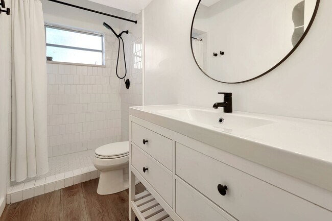 Building Photo - 3BR Pet-Friendly Rental w/ Large Fenced Backyard & Screened-in Lanai