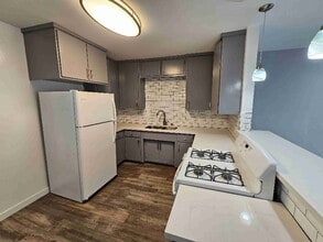 Building Photo - 1037 W 12th St