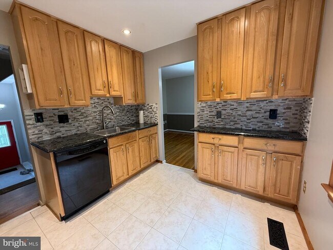 Building Photo - 553 Monet Dr