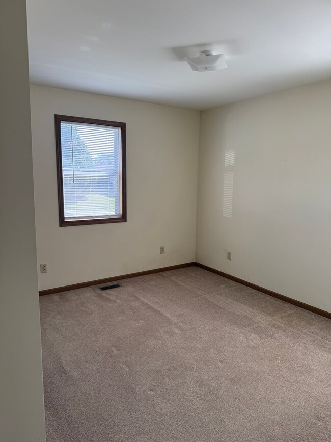 Building Photo - 2 bedroom 1 bathroom house