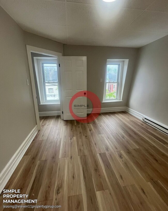 Building Photo - Massive 5 bedroom 1 bath house with fence in yard