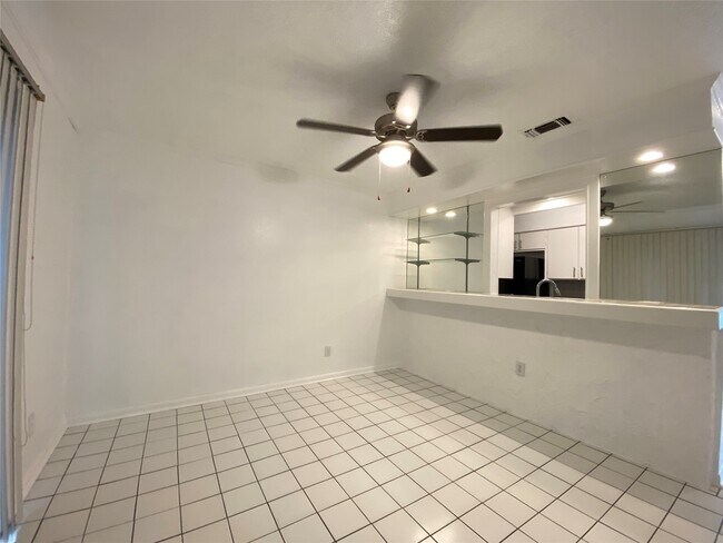 Building Photo - 10682 Hazelhurst Dr