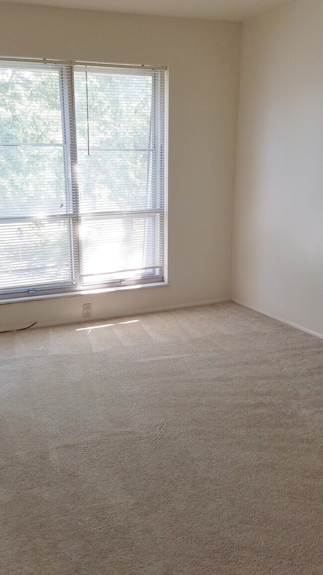 Building Photo - 2107 Bartlett St