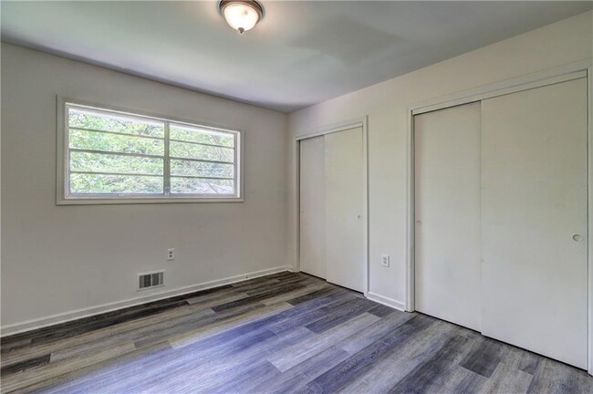Building Photo - 305 Moreland Way