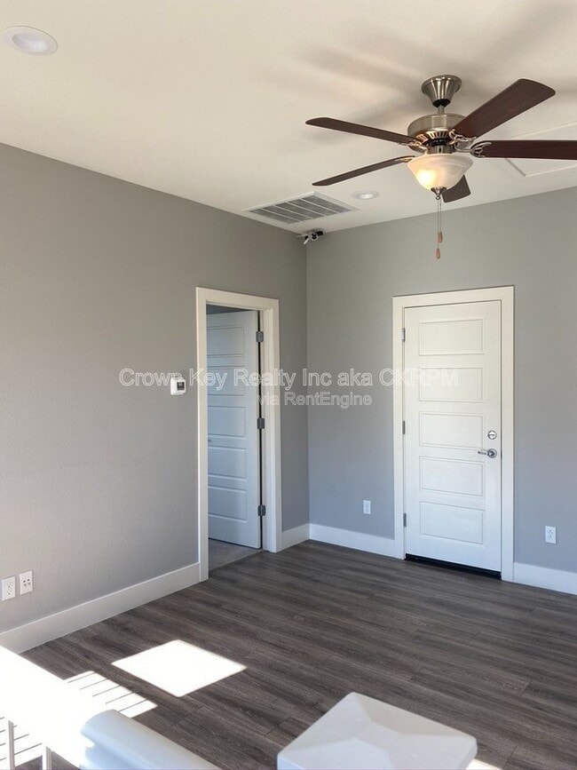 Building Photo - 1026 S Prosperity St