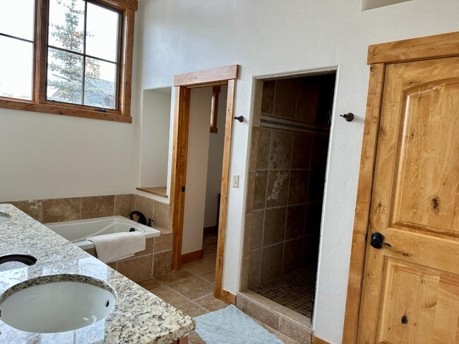 Building Photo - 19 Shadow Lake Dr