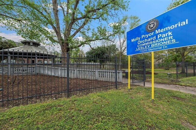 Building Photo - 728 Memorial Mews St