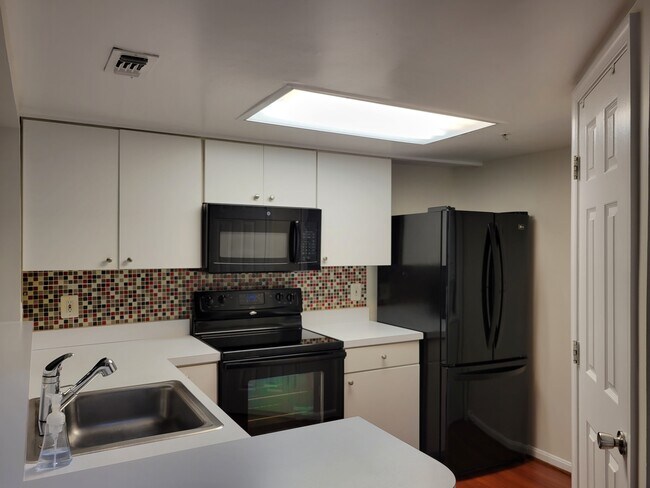 Building Photo - 913 Hillside Lake Terrace