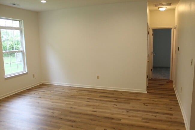 Building Photo - Beautiful Ranch Home in Avon!