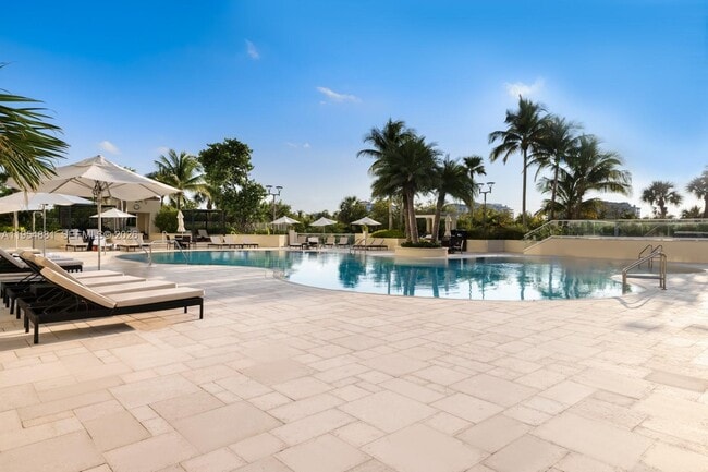 Building Photo - 300 South Pointe Dr