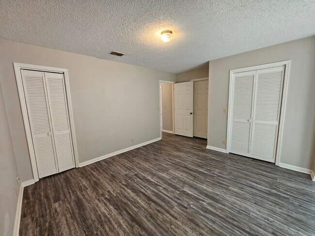 Building Photo - 108 E Lakemont Dr