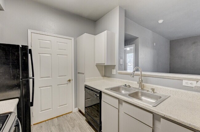 Building Photo - Ground Floor 2BD/2BA Condo in Gated Henderson Community – Resort-Style Amenities!