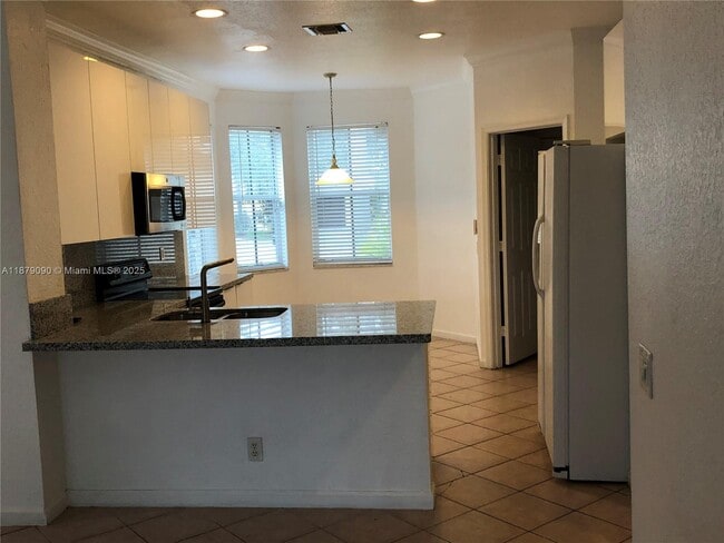 Building Photo - 693 Live Oak Ln