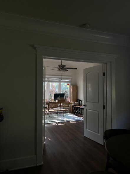 Building Photo - 2306 Beachwood Dr