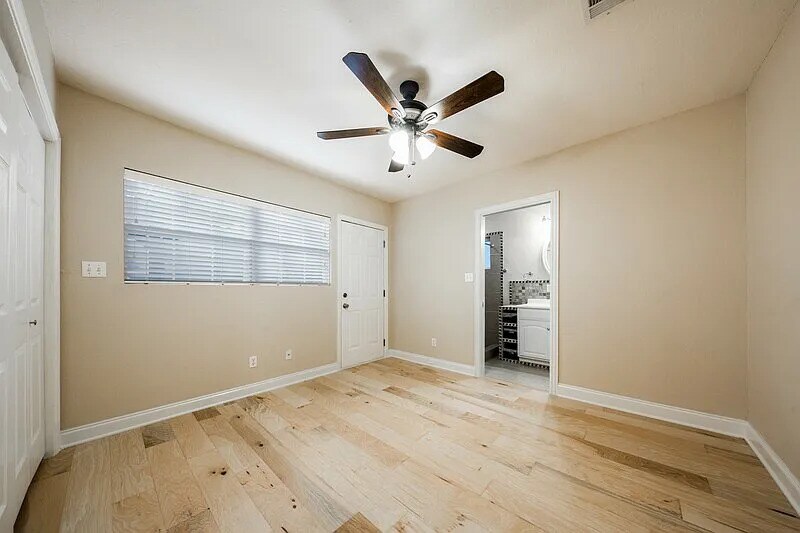 FRONT HOUSE Master bedroom - 4521 Merle Dr