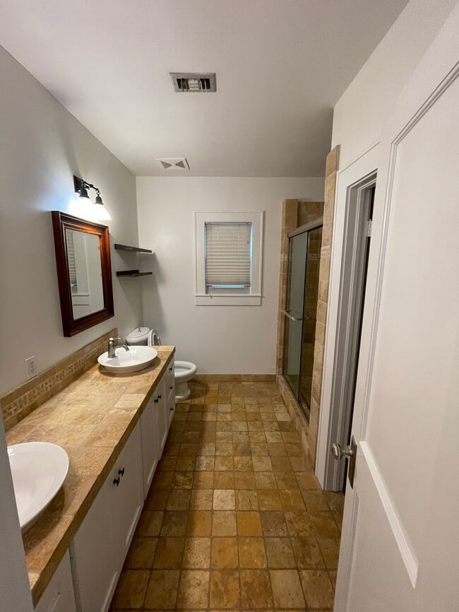 Building Photo - Freshly updated 2/2/Study home