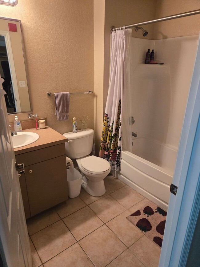 Building Photo - Room for rent in a 4BA/4BR condo walking d...