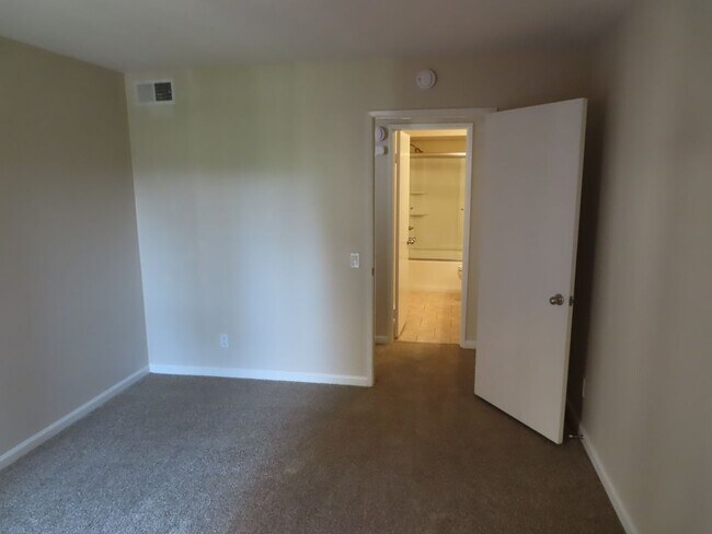 Building Photo - Updated Two Bedroom Condo in Fashion Valley / Mission Valley