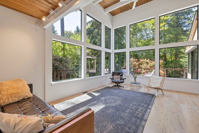 Building Photo - Great modern home located on Mercer Island