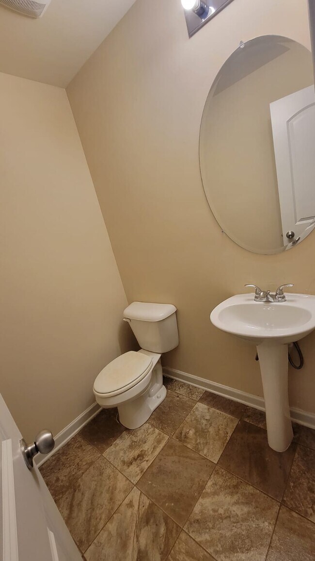 Building Photo - 2545 Piering Dr