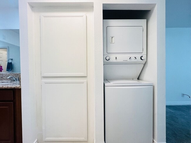 Building Photo - Beautifully Vista Upgraded Upstairs Corner Condo