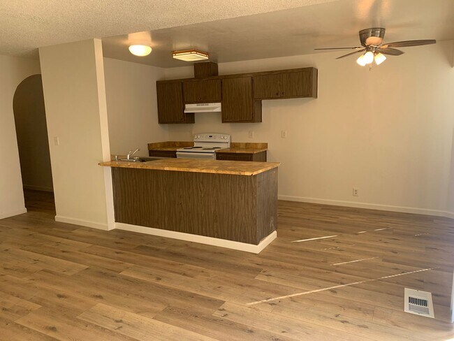 Building Photo - Fairfield Home Near Travis AFB & Laurel Cr...