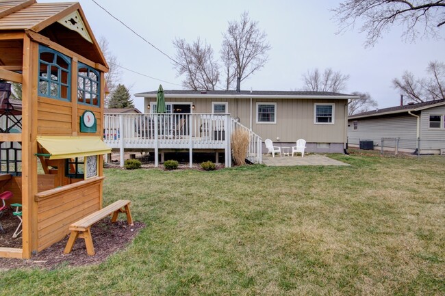 Building Photo - Beautifully updated 4 bed Bettendorf Home